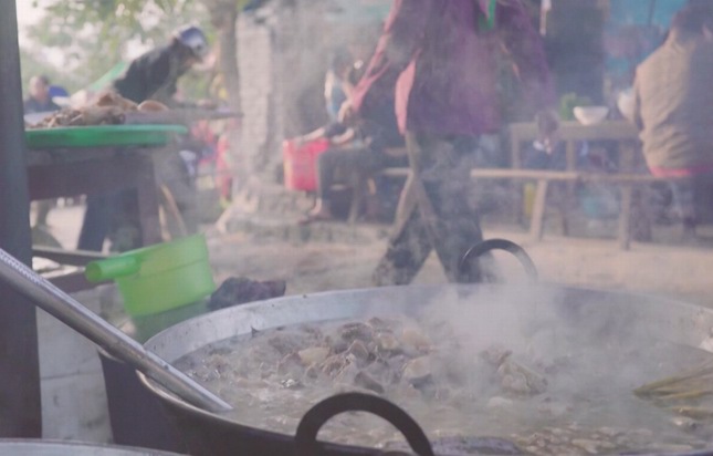 Eating Thang Co dish at Bac Ha market